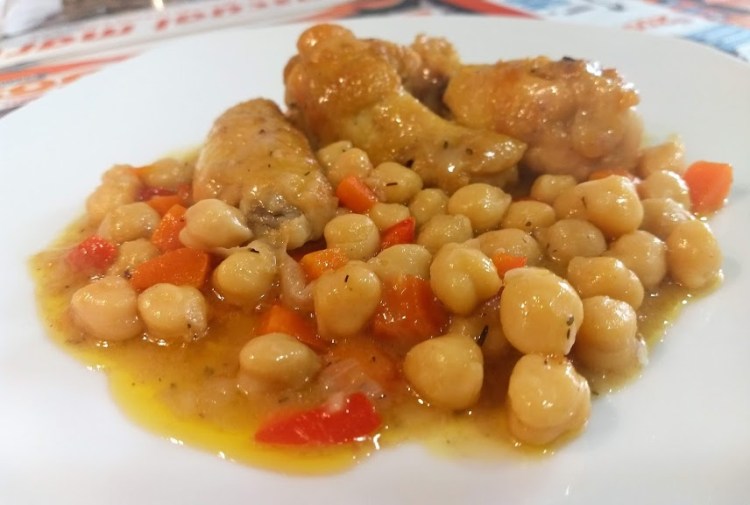 GUISO DE POLLO CON GARBANZOS AL PIMENTÓN. Pedroches Gastronomía